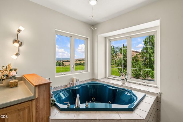 40 Ashland Acres Road, Ashland, OR 97520