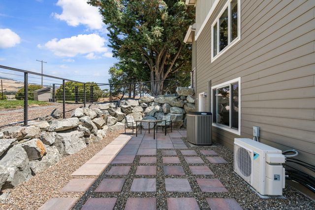 40 Ashland Acres Road, Ashland, OR 97520