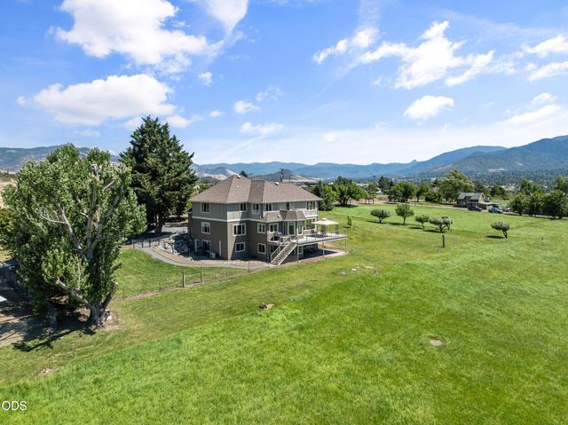 40 Ashland Acres Road, Ashland, OR 97520