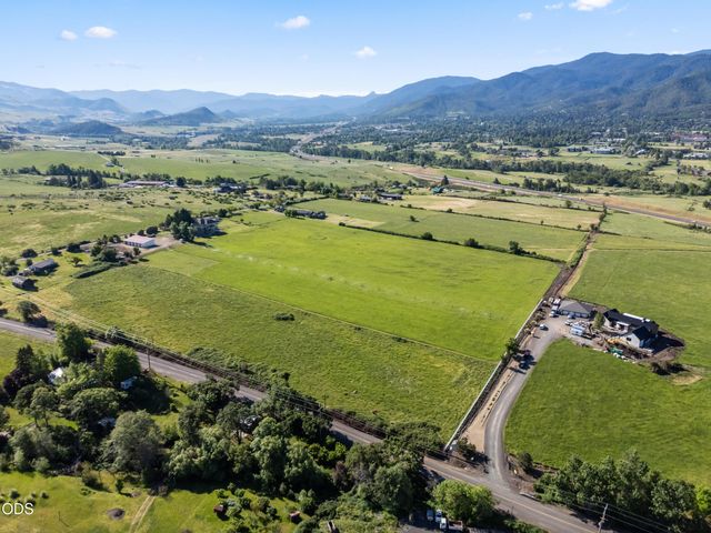 40 Ashland Acres Road, Ashland, OR 97520