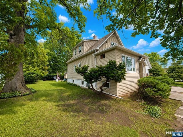 189 Martha Avenue, Elmwood Park, NJ 07407