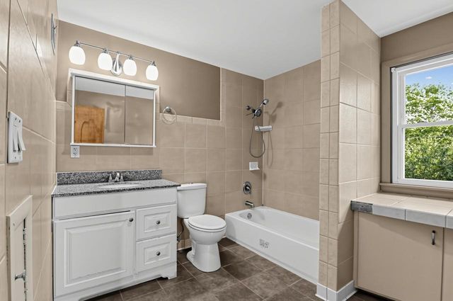 2605 James BOULEVARD, Racine, WI 53403