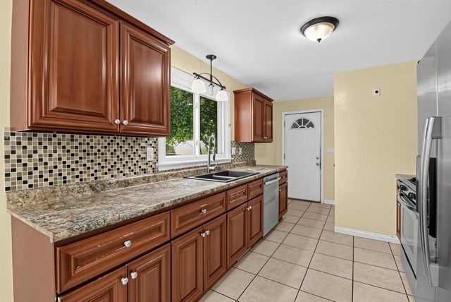 2605 James BOULEVARD, Racine, WI 53403