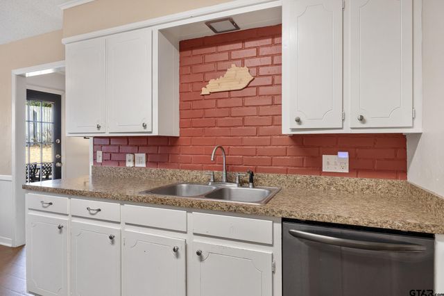 3613 Silverwood Dr, Tyler, TX 75701