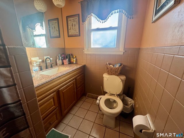 8 Meadow Road, Hamden, CT 06514