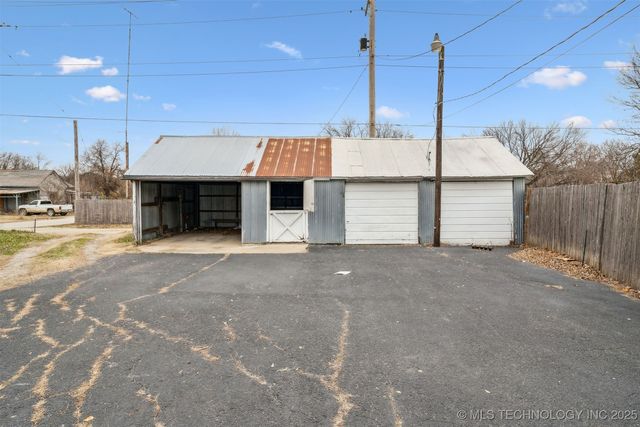 422 W Davis Drive, Nowata, OK 74048