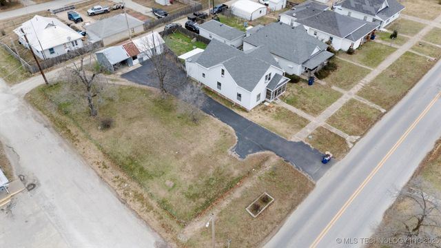 422 W Davis Drive, Nowata, OK 74048