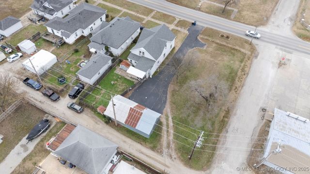 422 W Davis Drive, Nowata, OK 74048