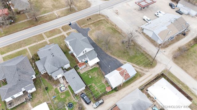 422 W Davis Drive, Nowata, OK 74048