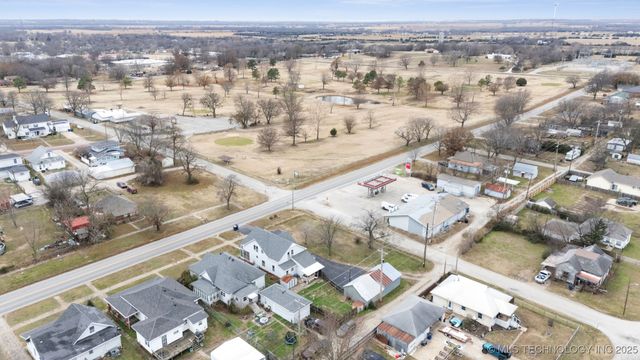 422 W Davis Drive, Nowata, OK 74048