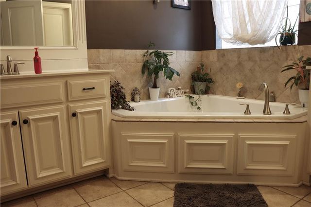 915 Englewood Drive, Kearney, MO 64060
