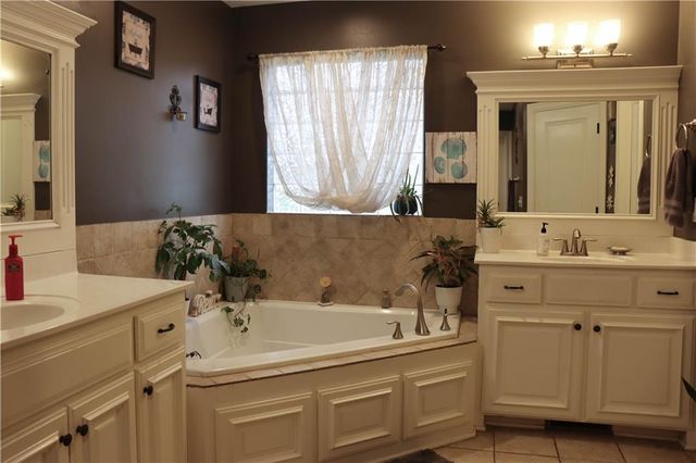 915 Englewood Drive, Kearney, MO 64060