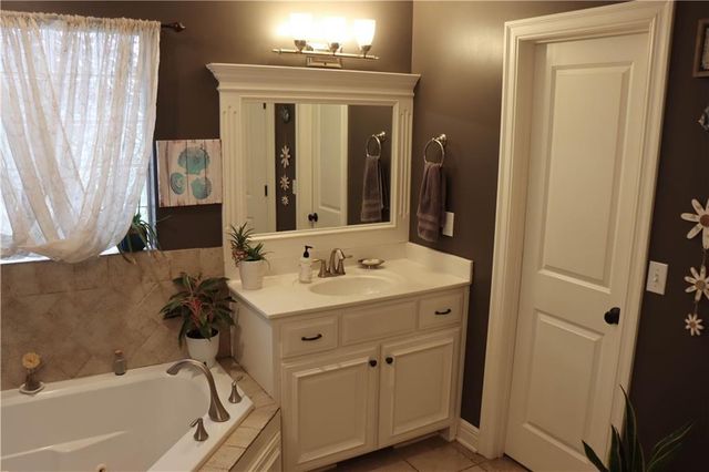 915 Englewood Drive, Kearney, MO 64060