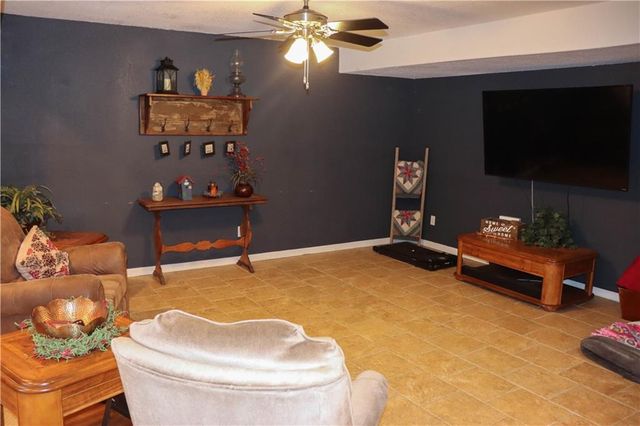 915 Englewood Drive, Kearney, MO 64060