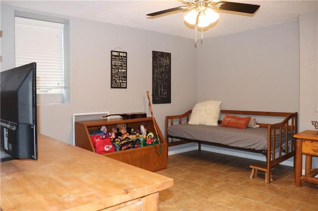915 Englewood Drive, Kearney, MO 64060