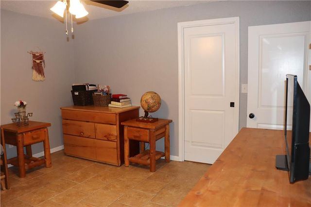 915 Englewood Drive, Kearney, MO 64060