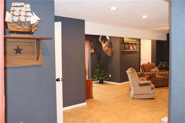 915 Englewood Drive, Kearney, MO 64060
