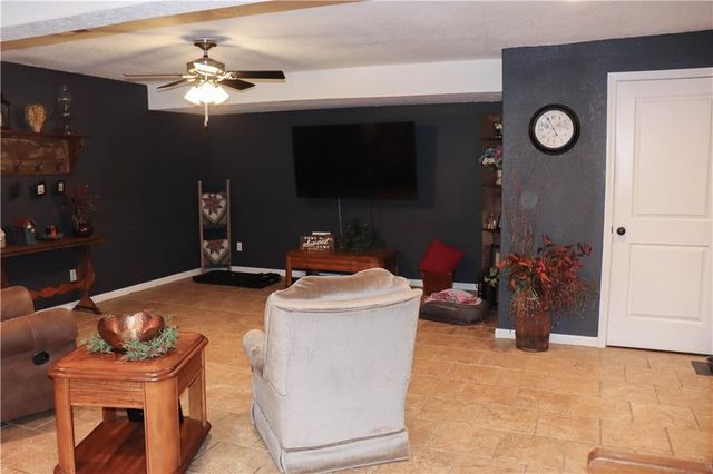 915 Englewood Drive, Kearney, MO 64060