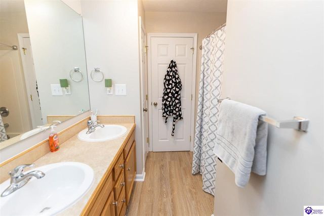 110 W Tuscany Court, Radcliff, KY 40160