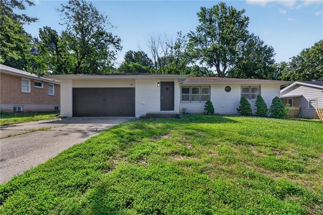 1233 Old Manor Road, Liberty, MO 64068