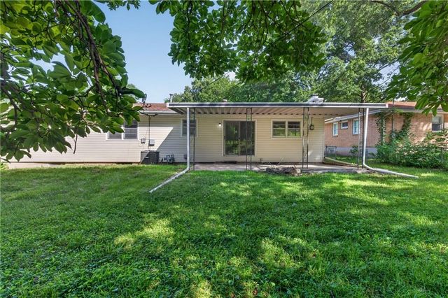 1233 Old Manor Road, Liberty, MO 64068