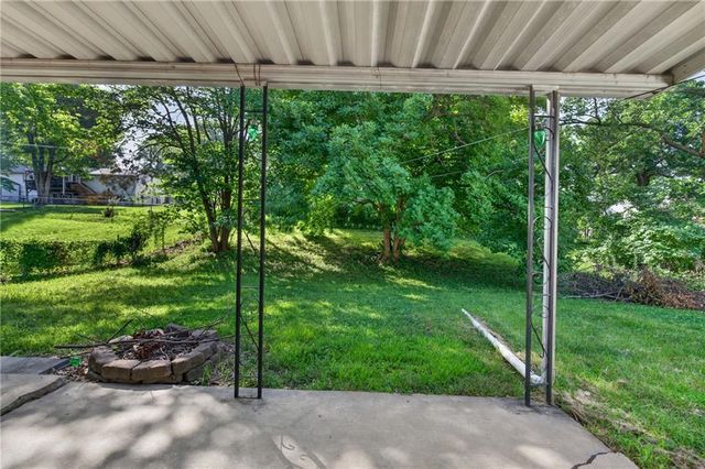 1233 Old Manor Road, Liberty, MO 64068