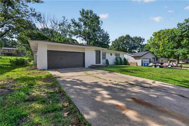 1233 Old Manor Road, Liberty, MO 64068