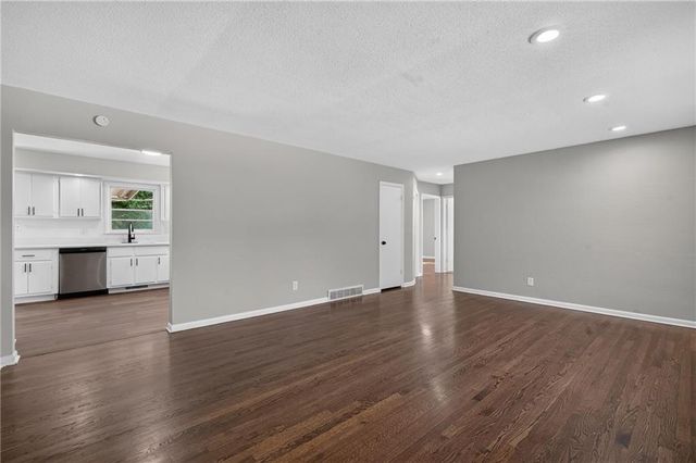 1233 Old Manor Road, Liberty, MO 64068