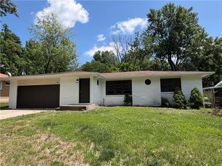 1233 Old Manor Road, Liberty, MO 64068