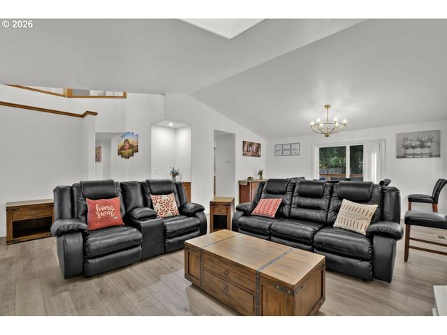 4847 Darlings Loop, Florence, OR 97439