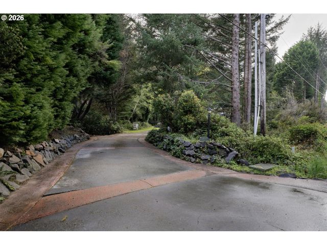 4847 Darlings Loop, Florence, OR 97439