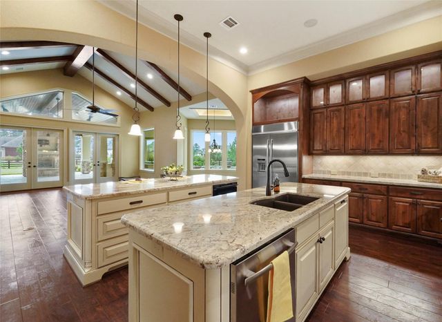 18 Rugged Lark Circle, Tomball, TX 77377