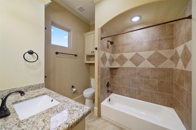 18 Rugged Lark Circle, Tomball, TX 77377