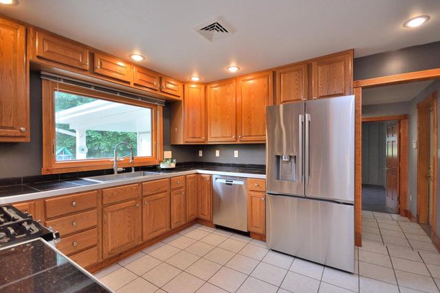 W164N5080 Lone Oak LANE, Menomonee Falls, WI 53051