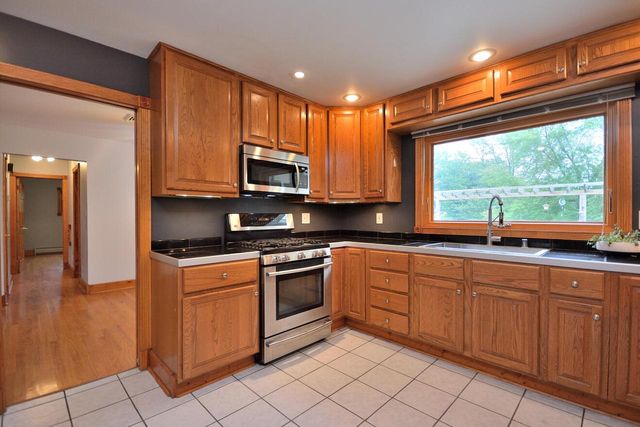 W164N5080 Lone Oak LANE, Menomonee Falls, WI 53051