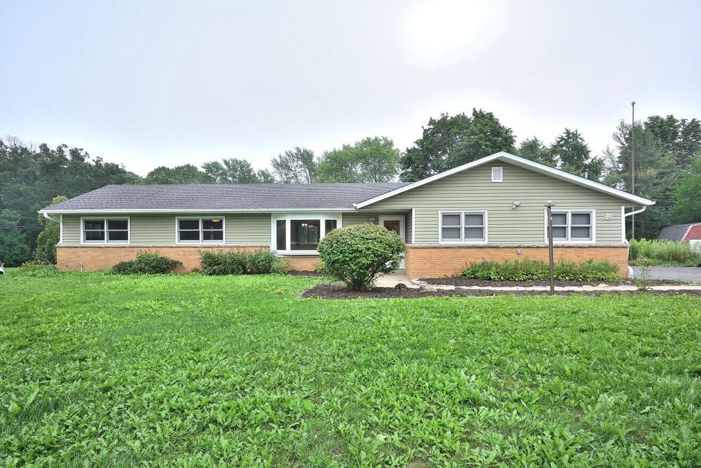 W164N5080 Lone Oak LANE, Menomonee Falls, WI 53051