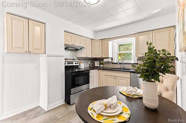 22655 Purdue Avenue, Farmington Hills, MI 48336