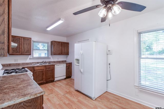 2216 Gish LN, Tyler, TX 75701