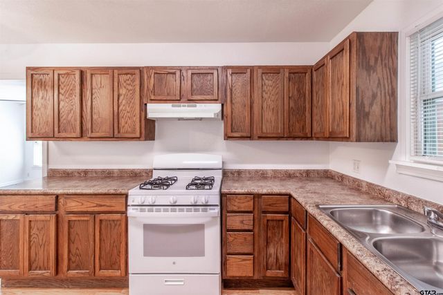 2216 Gish LN, Tyler, TX 75701