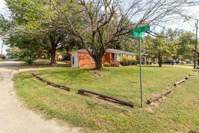 2216 Gish LN, Tyler, TX 75701