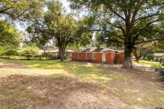 2216 Gish LN, Tyler, TX 75701