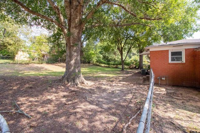 2216 Gish LN, Tyler, TX 75701