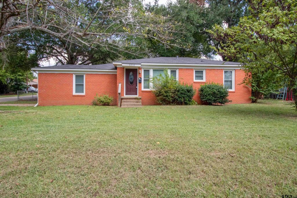 2216 Gish LN, Tyler, TX 75701