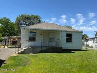 S 1306 10th Ave, Yakima, WA 98902