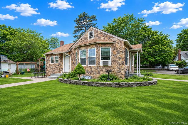 276 Dogwood Road W, Mastic Beach, NY 11951