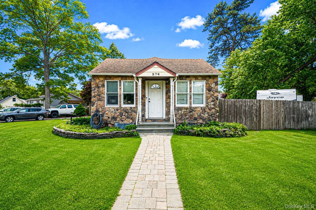 276 Dogwood Road W, Mastic Beach, NY 11951