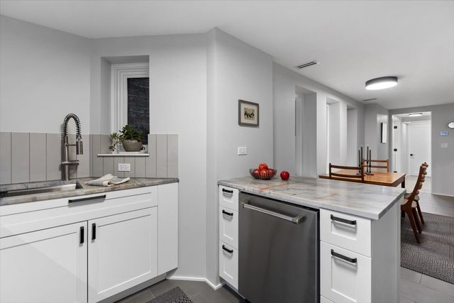 159 W Burton Place G, Chicago, IL 60610