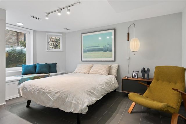 159 W Burton Place G, Chicago, IL 60610