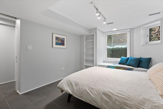 159 W Burton Place G, Chicago, IL 60610