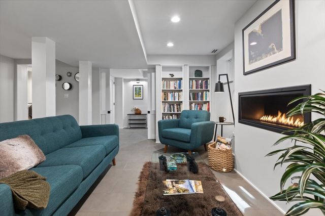 159 W Burton Place G, Chicago, IL 60610